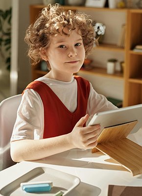 Estudiante con tablet listo para su inicio de clase con Genuine