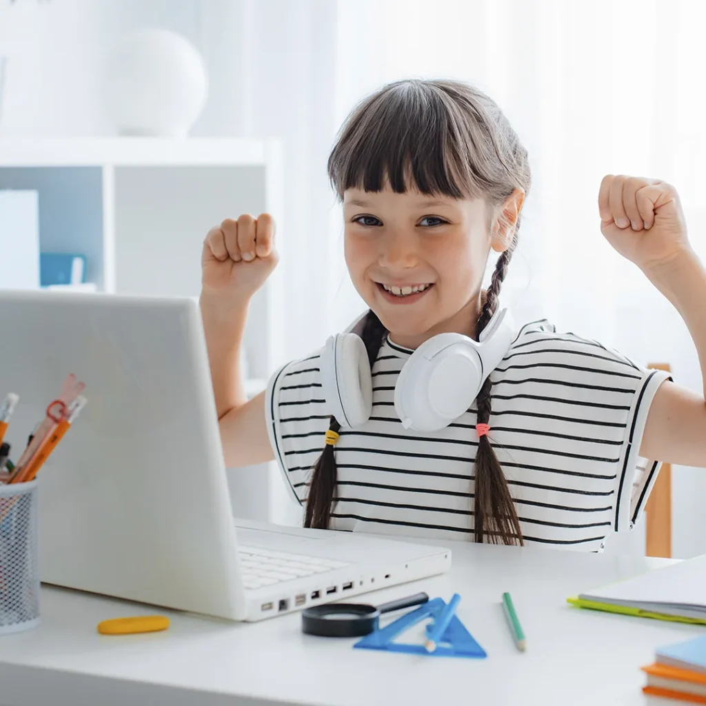 Estudiante-en-colegio-virtual-TCV Estudiante en Ecuador en clase de un colegio Virtual