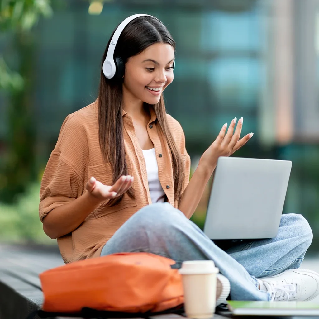 Estudiante en Panamá en clase del colegio Virtual Genuine School
